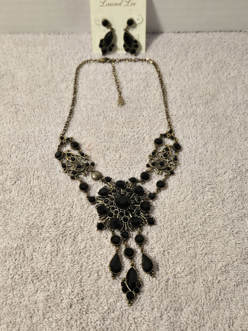 Costume Jewelery Necklace and Earrings Set